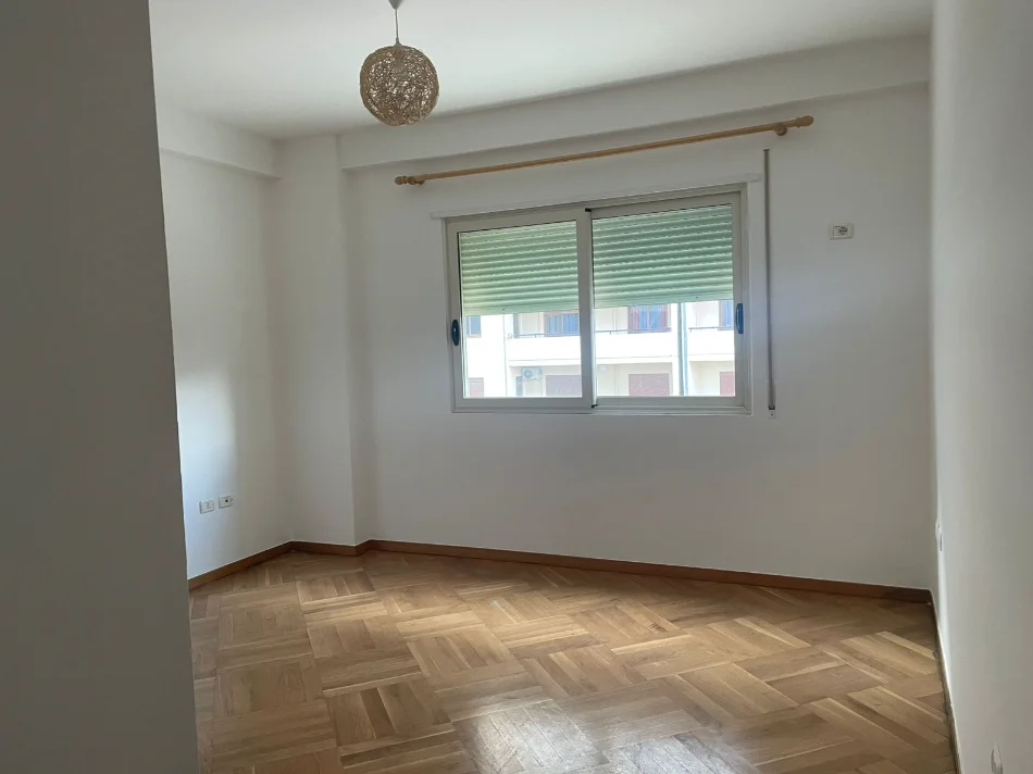 Vlore, jepet me qera apartament 3+1+Ballkon Kati 3, 140 m² 400 € (Bulevardi Ismail Qemali,pran Aulona Park, Vlore)