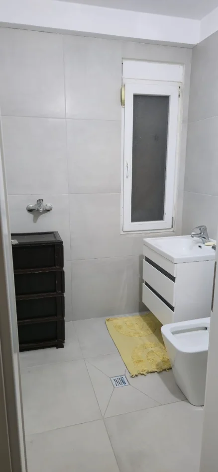 Tirane, jepet me qera apartament 2+1+Ballkon Kati 5, 95 m² 560 € (Astir/Rr.Milto Sotir Gura)