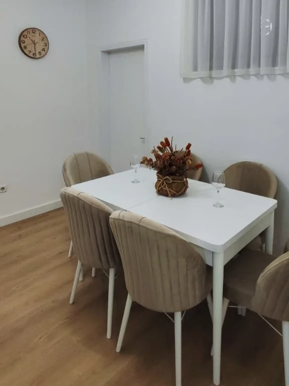 Tirane, jepet me qera apartament 1+1 Kati 5, 85 m² 700 € (pranë Myslym Shyrit &amp; Rrugës së Kavajës)