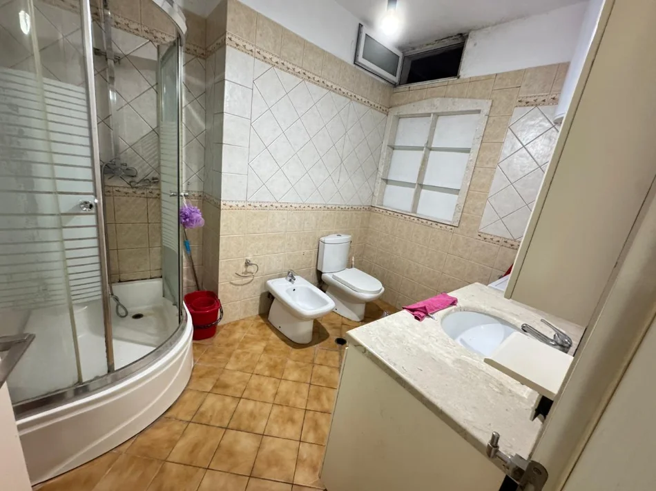 Tirane, jepet me qera apartament 2+1 , 110 m² 900 € (komuna e parisit)