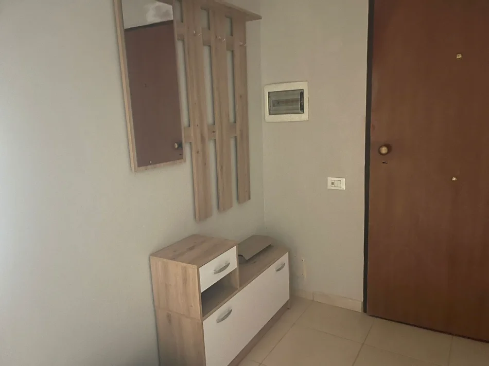 Tirane, jepet me qera apartament 1+1+Ballkon Kati 2, 55 m² 450 € (Brryli)