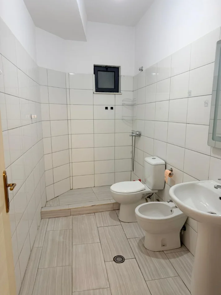 Tirane, jepet me qera apartament 2+1+Ballkon Kati 7, 114 m² 600 € (Astir/Hotel Marinaj)