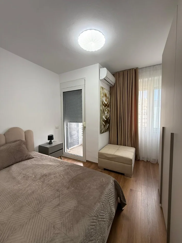 Tirane, jepet me qera apartament 2+1+Ballkon Kati 8, 103 m² 800 € (Ish Parku i Autobuzave)