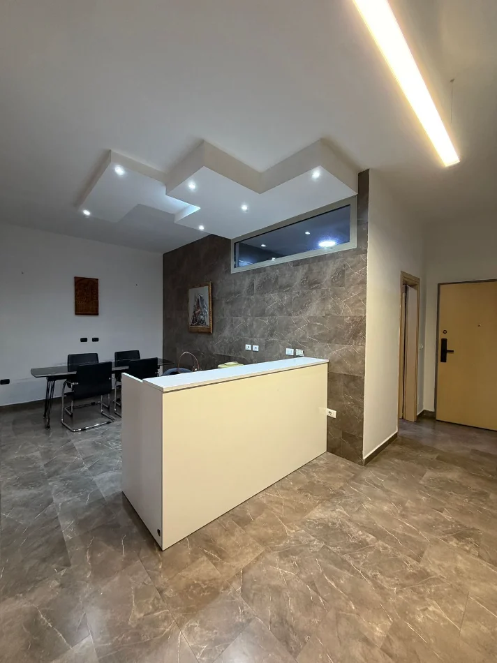 Tirane, jepet me qera zyre Kati 2, 132 m² 1.700 € (BLLOKU)
