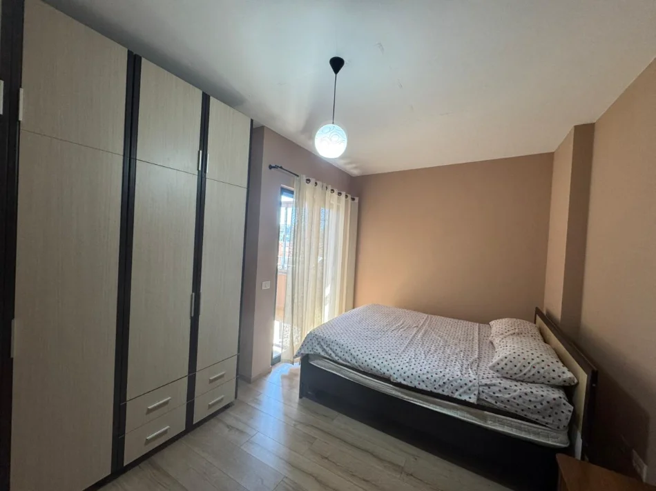 Tirane, jepet me qera apartament 1+1+Ballkon Kati 4, 65 m² 500 € (pranë SPAK / Stacioni i Trenit)