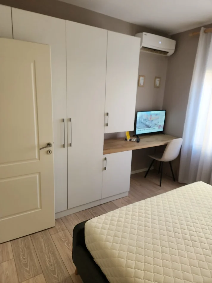 Tirane, jepet me qera apartament 1+1+Ballkon Kati 2, 70 m² 680 € (21 dhjetori)