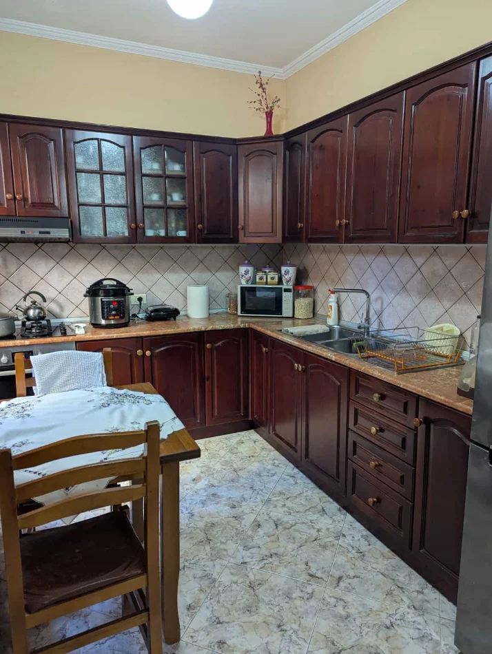 Tirane, jepet me qera apartament 5+1+Ballkon Kati 3, 260 m² 520.000 € (Rruga Albanopoli)