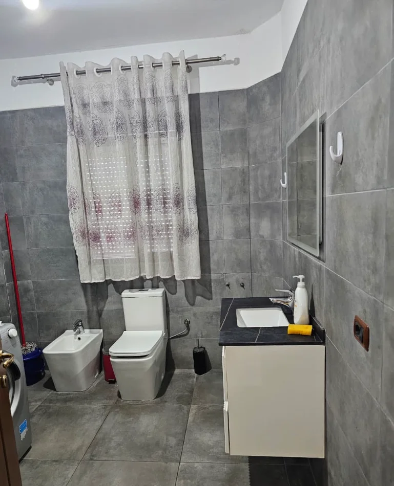 Tirane, jepet me qera apartament 2+1 , 120 m² 350 € 