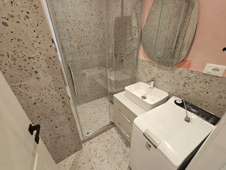 Tirane, jepet me qera apartament 1+1+Ballkon Kati 1, 55 m² 670 € (QENDER)