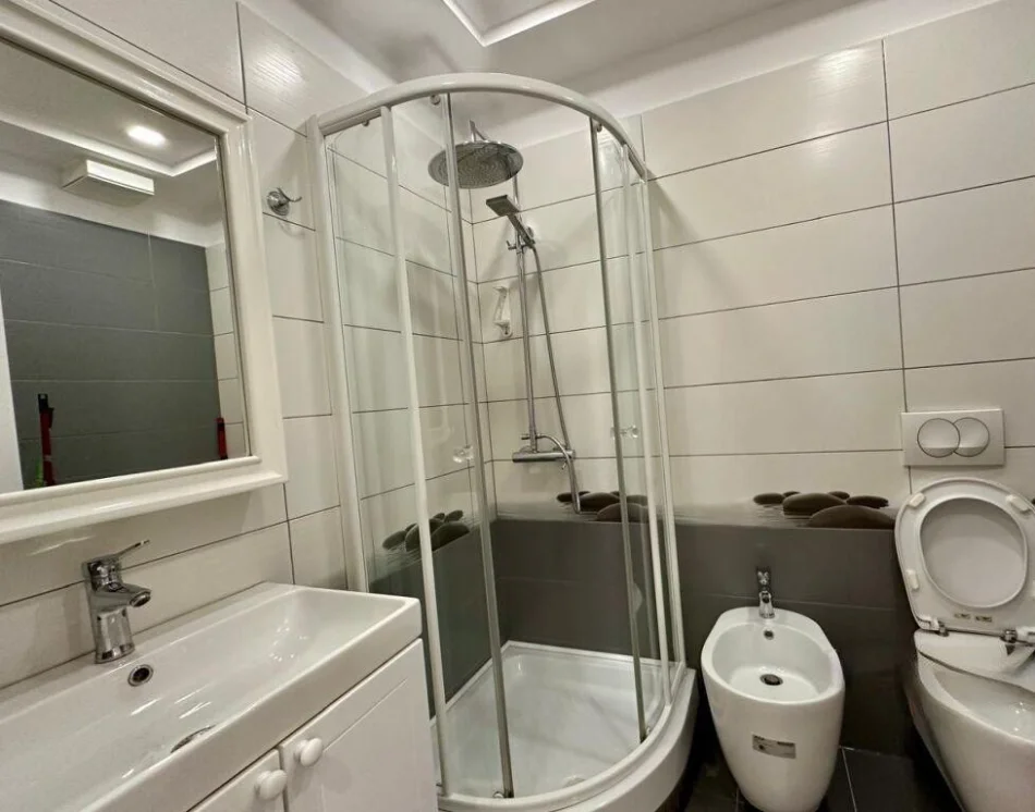 Tirane, jepet me qera apartament 1+1 , 80 m² 900 € 