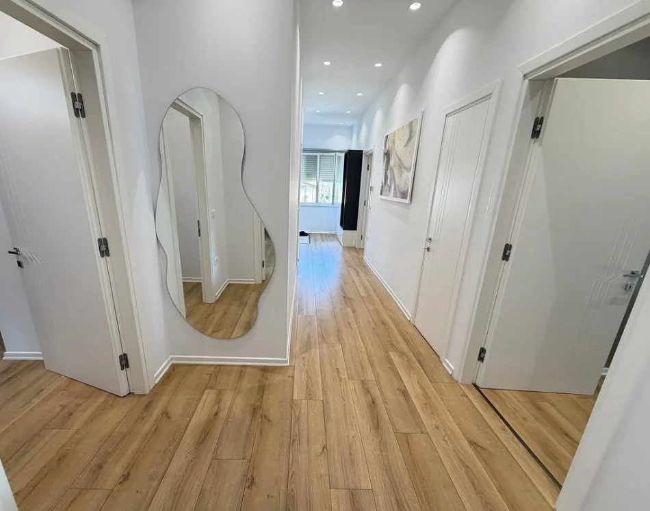 Tirane, jepet me qera apartament 3+1 , 200 m² 1.500 € 