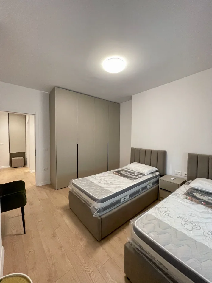 Tirane, jepet me qera apartament 2+1+Ballkon Kati 5, 90 m² 950 € (Rruga e Kavajës, pranë Kishës Ortodokse)