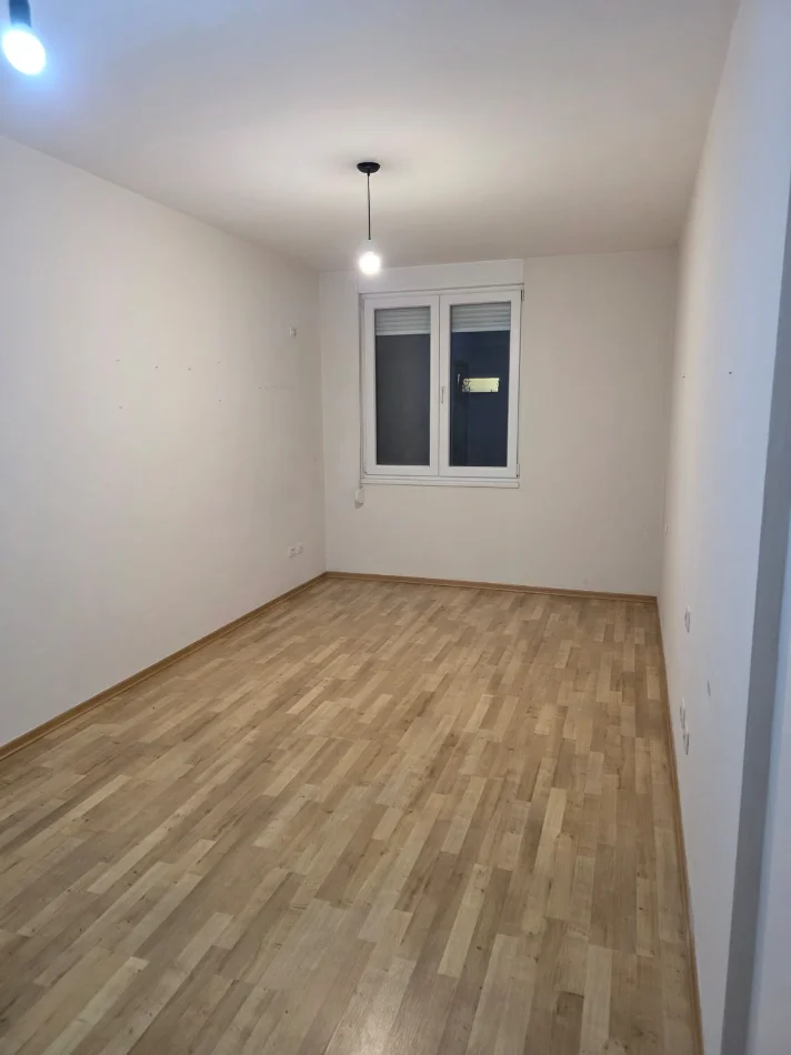 Tirane, jepet me qera zyre Kati 2, 105 m² 700 € (21 DHJETORI KOOMPLEKSI KONTAKT)
