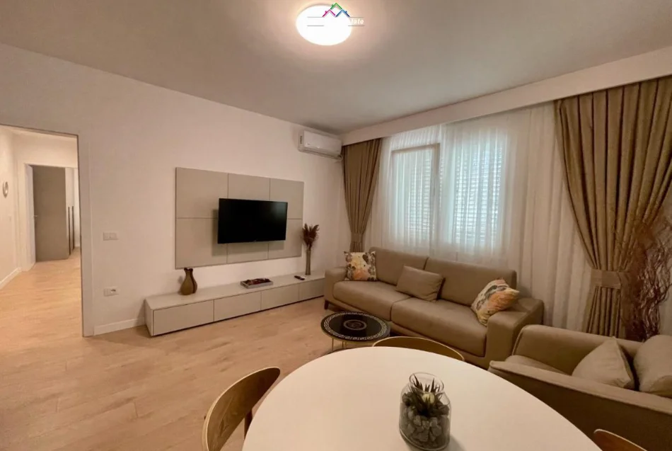 Tirane, jepet me qera apartament 2+1+Ballkon Kati 5, 90 m² 950 € (qendra GKAM)