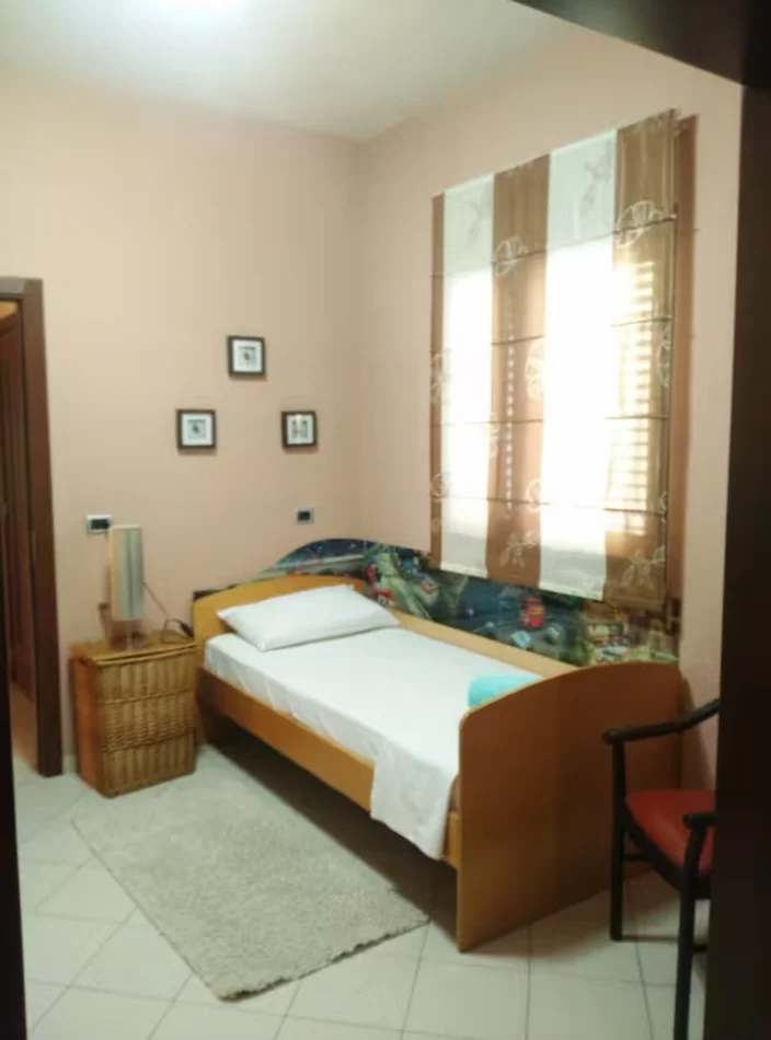 Tirane, jepet me qera Vile 2+1+Ballkon Kati 2, 110 m² 450 € (Ish Tregu Elektrik/Rr.Edison Gjergjo)