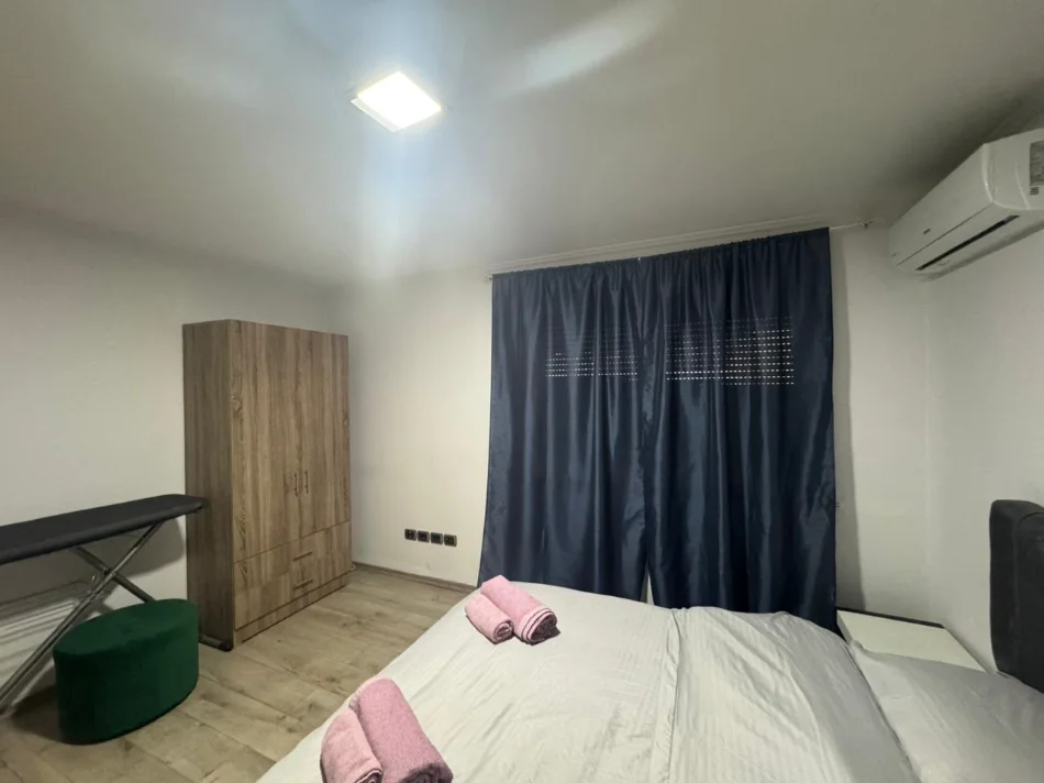 Tirane, jepet me qera apartament 2+1+Ballkon Kati 4, 80 m² 700 € (Në Qendër të Tiranës)