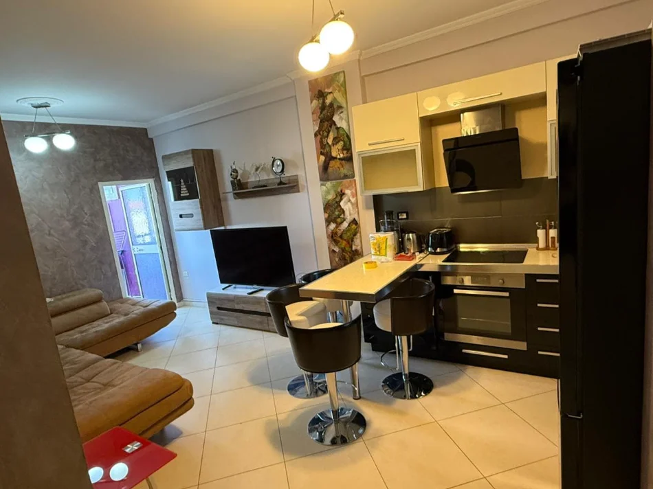 Tirane, jepet me qera apartament 1+1 Kati 4, 70 m² 500 € (Rruga Rrapo Hekali)