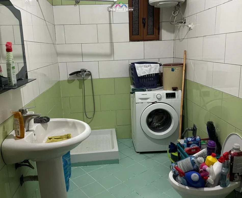 Tirane, jepet me qera apartament 2+1 Kati 3, 70 m² 470 € (prane Bar Artistit)