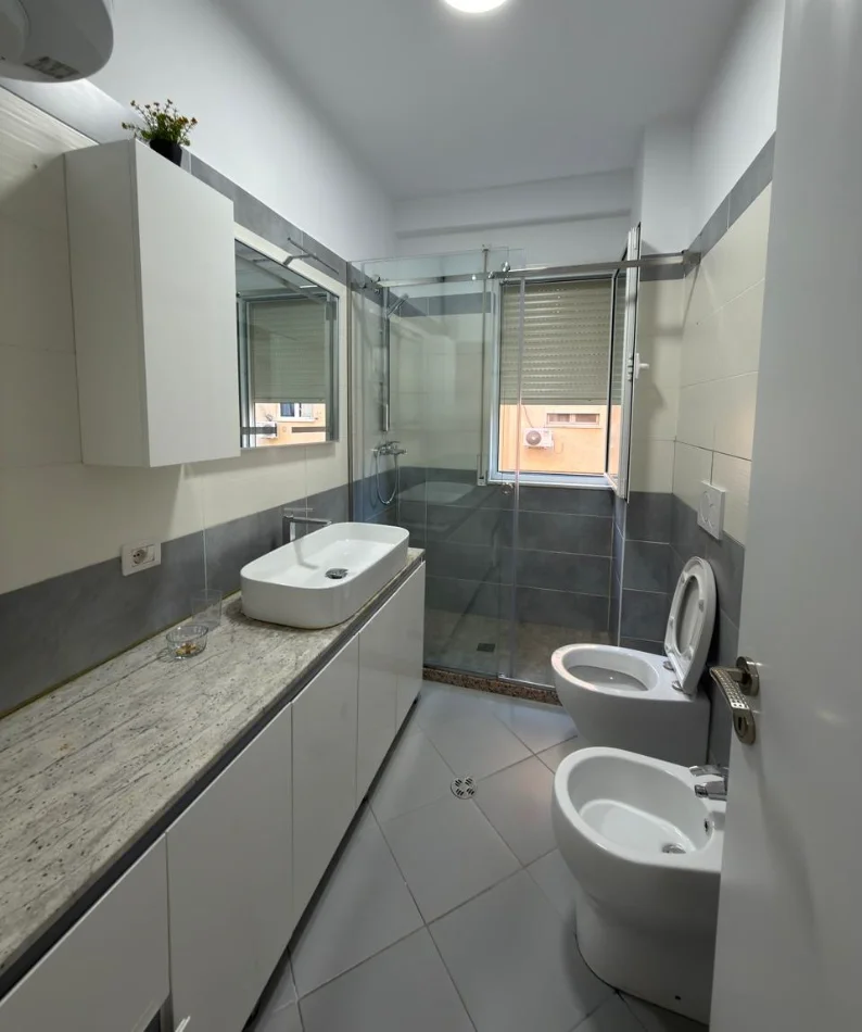 Tirane, jepet me qera apartament 2+1 , 90 m² 848 € 