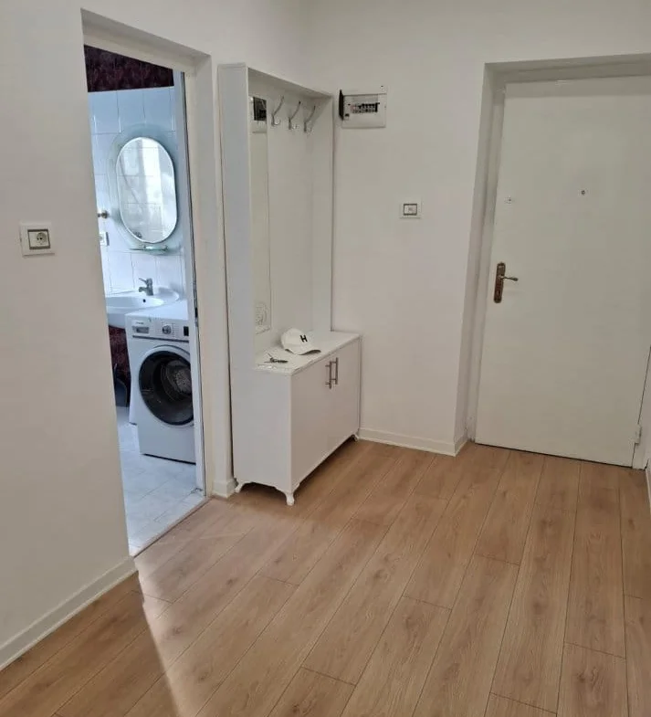 Tirane, jepet me qera apartament 1+1 Kati 3, 60 m² 580 € (Rruga Ferit Xhajko)