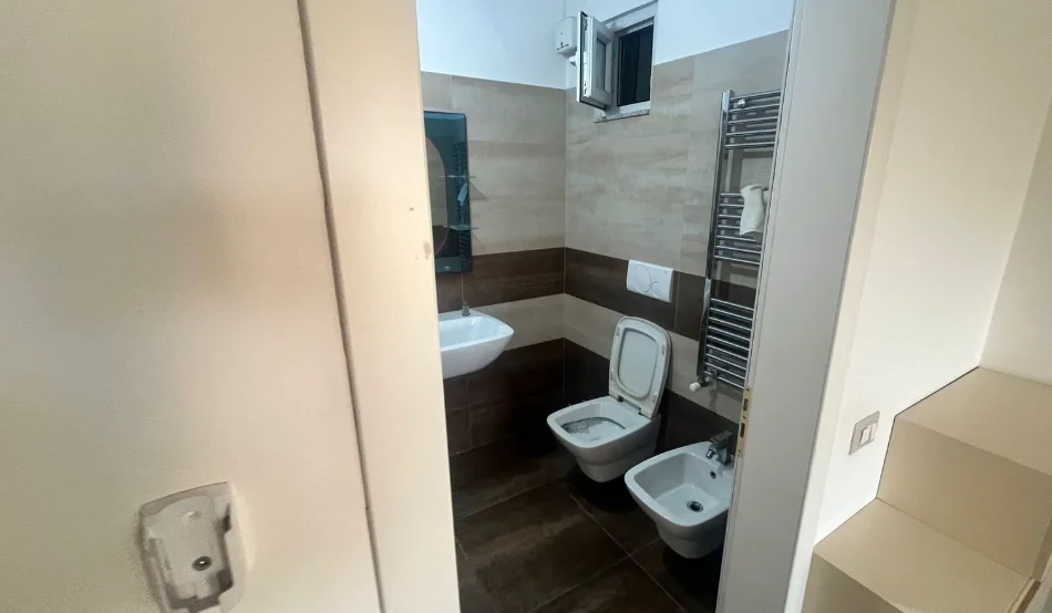 Tirane, jepet me qera apartament 2+1 , 110 m² 500 € 