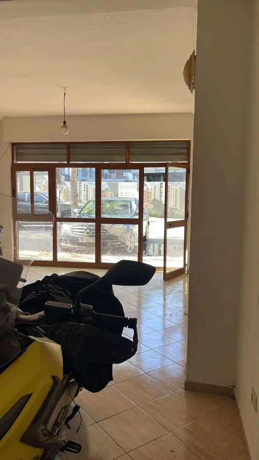 Tirane, jepet me qera dyqan Kati 0, 40 m² 320 € (Rruga Azem Galica)