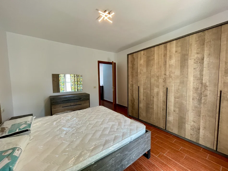 Tirane, jepet me qera 2+1+Aneks+Ballkon Kati 7, 97 m² 57'000 leke/muaj (Komuna e Parisit)