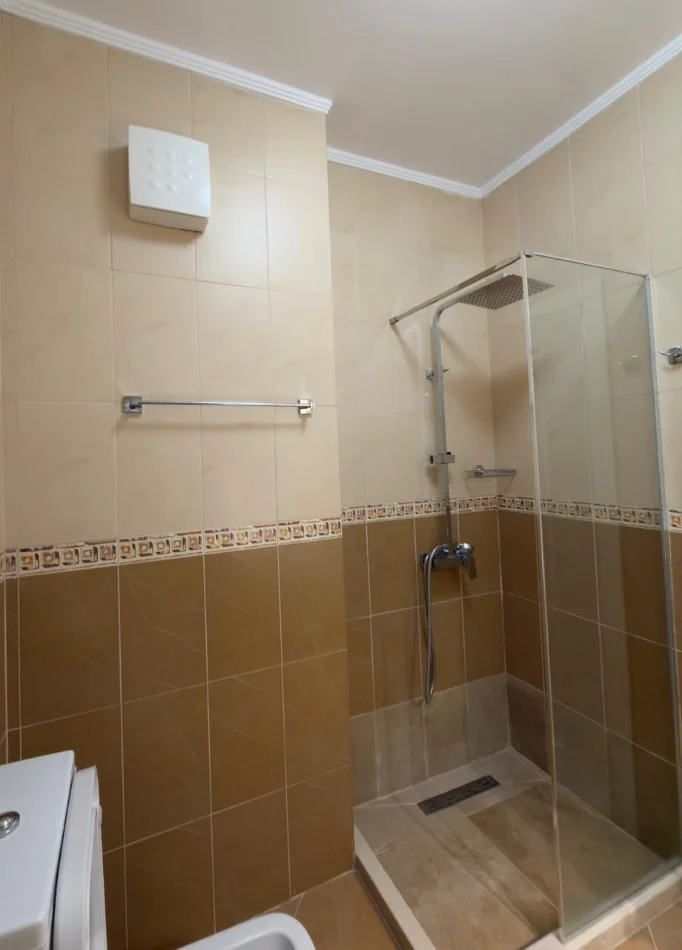 Tirane, jepet me qera apartament 1+1+Ballkon Kati 3, 66 m² 650 € (21 Dhjetori/Rr.Frederik Shiroka)