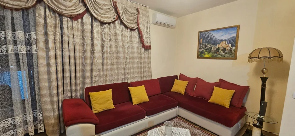Tirane, jepet me qera apartament 1+1+Ballkon , 65 m² 700 € (Rruga Kosovareve)