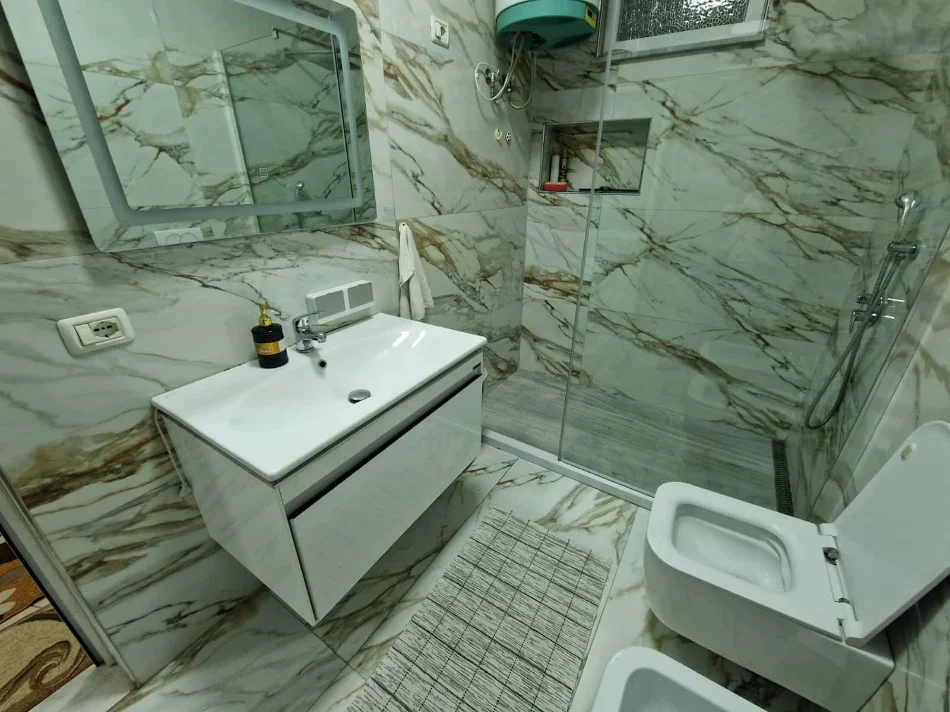 Tirane, jepet me qera apartament 2+1 Kati 1, 90 m² 600 € (Rruga Isuf Elezi)