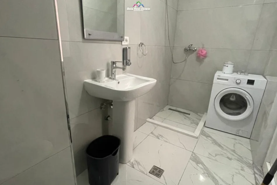 Tirane, jepet me qera apartament 1+1 Kati 8, 65 m² 470 € (Rruga Loni Ligori)