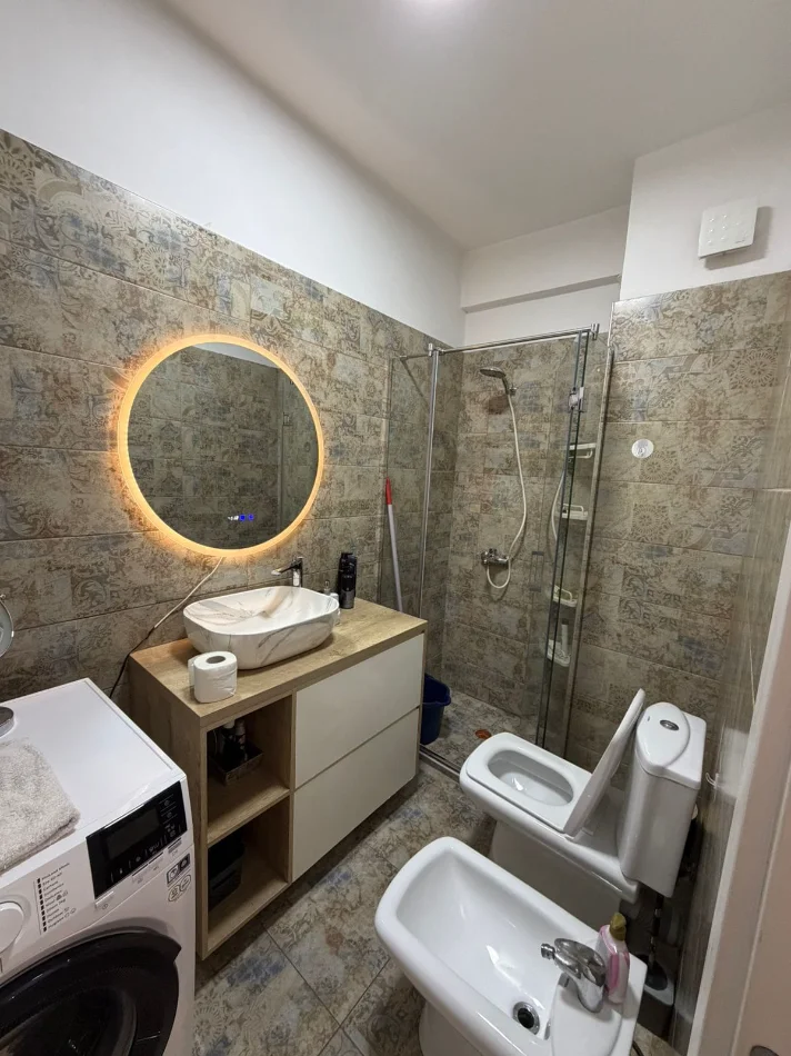 Tirane, jepet me qera apartament 1+1 Kati 2, 65 m² 500 € (Rruga e Kavajes)