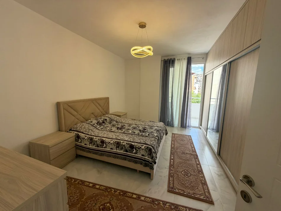 Tirane, jepet me qera apartament 2+1+Aneks+Ballkon Kati 4, 120 m² 50.000 leke (astir afer univers bar)