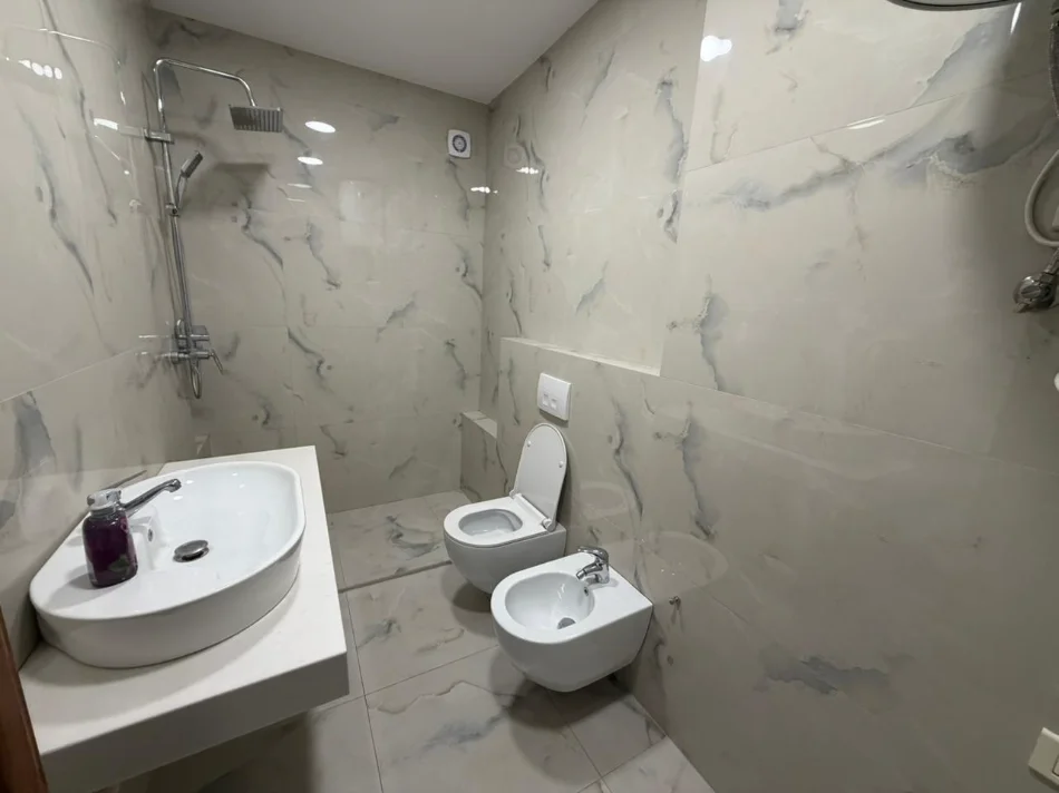 Tirane, jepet me qera apartament 3+1+Ballkon Kati 6, 130 m² 800 € (Rruga 4 Deshmoret)