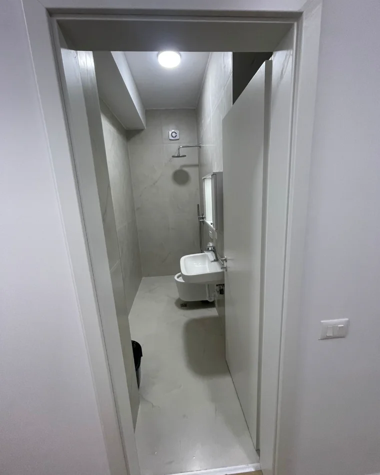 Tirane, jepet me qera apartament 1+1+Ballkon Kati 8, 55 m² 380 € (Ali Demi)