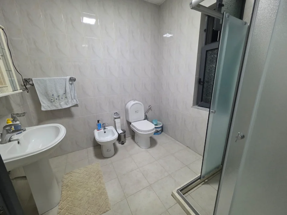 Tirane, jepet me qera apartament 2+1+Ballkon Kati 2, 100 m² 700 € (Ali Demi, pranë Maternitetit Koço Glozheni)