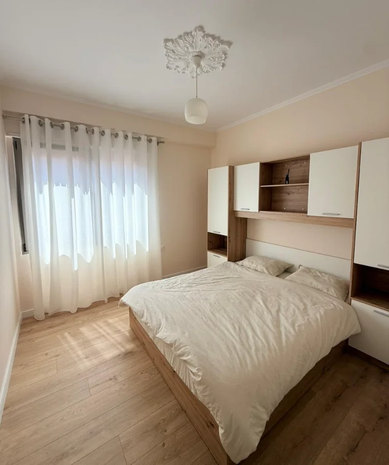 Tirane, jepet me qera apartament 2+1 , 90 m² 1.000 € 
