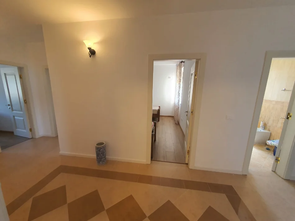 Durres, jepet me qera apartament+verande | Penthouse 4+1 Kati 8, 1.200 € (GOLEM)