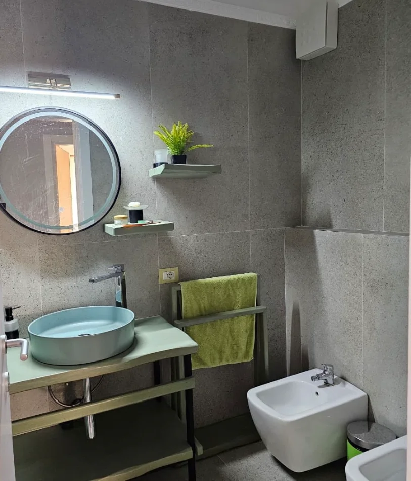 Tirane, jepet me qera apartament 2+1 , 125 m² 1.000 € 