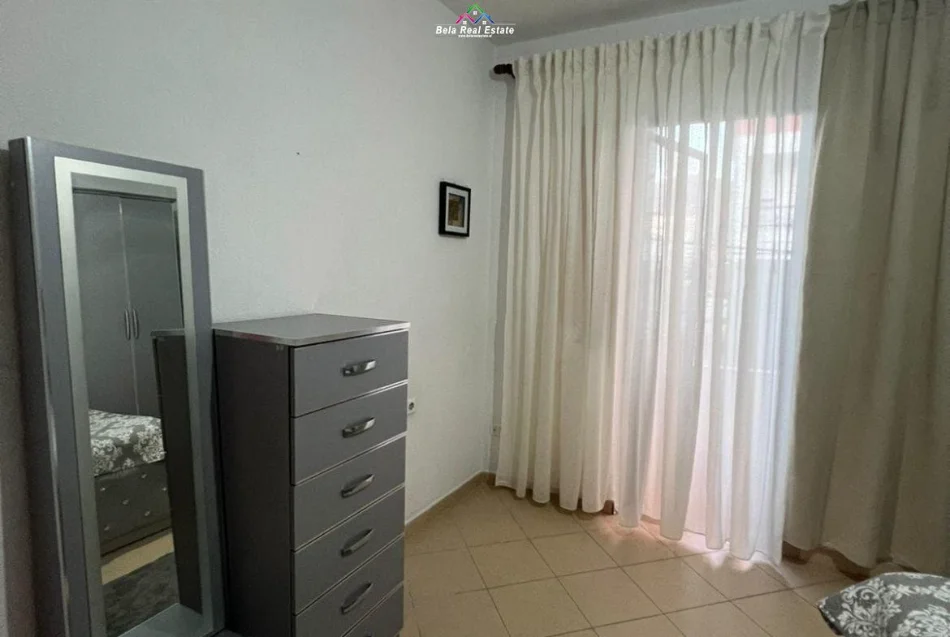 Tirane, jepet me qera apartament 1+1 Kati 2, 70 m² 420 € (Rruga 5 Maji)