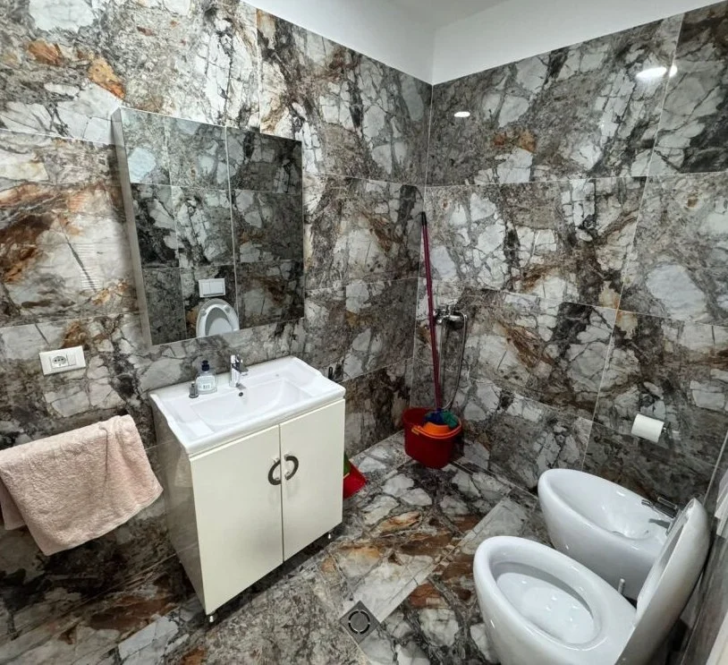 Tirane, jepet me qera apartament 2+1 , 90 m² 1.300 € 
