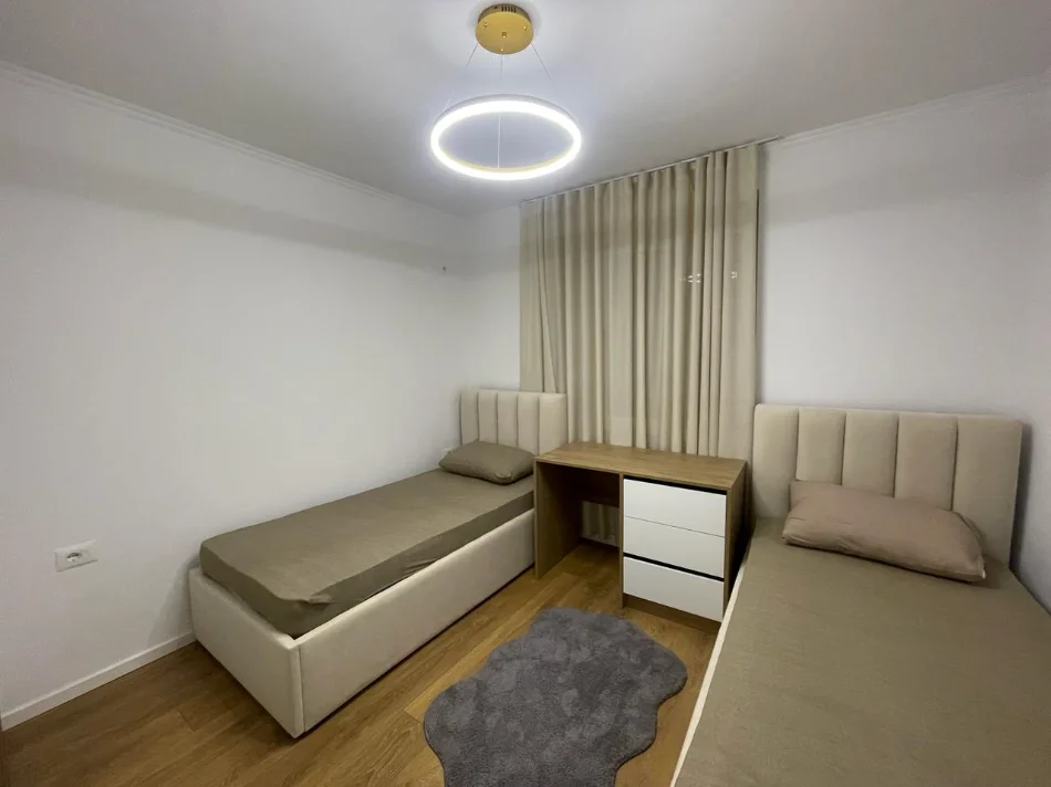 Tirane, jepet me qera apartament 2+1+Ballkon Kati 4, 78 m² 700 € (Rruga Ali Demi)