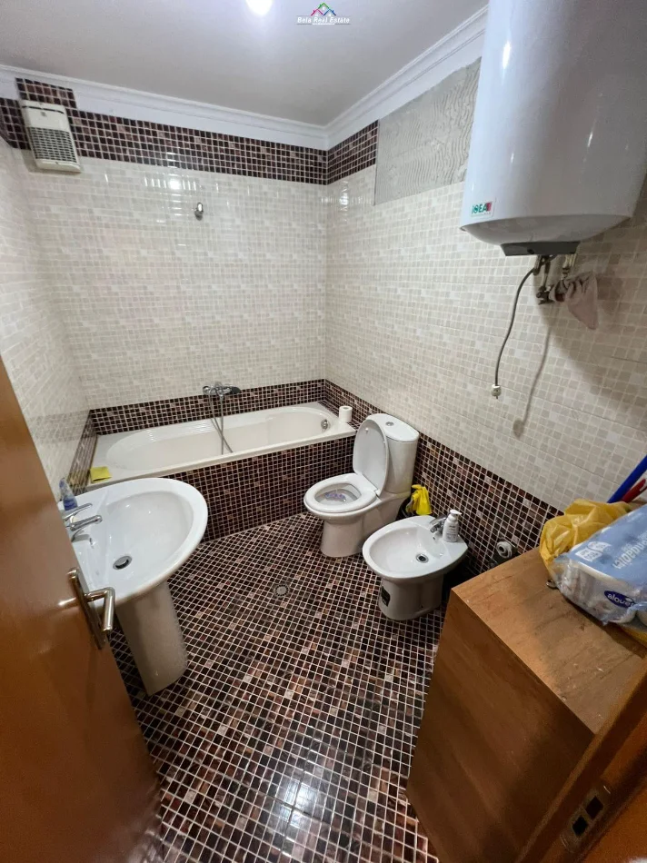 Tirane, jepet me qera zyre Kati 6, 106 m² 730 € (zogu i zi)