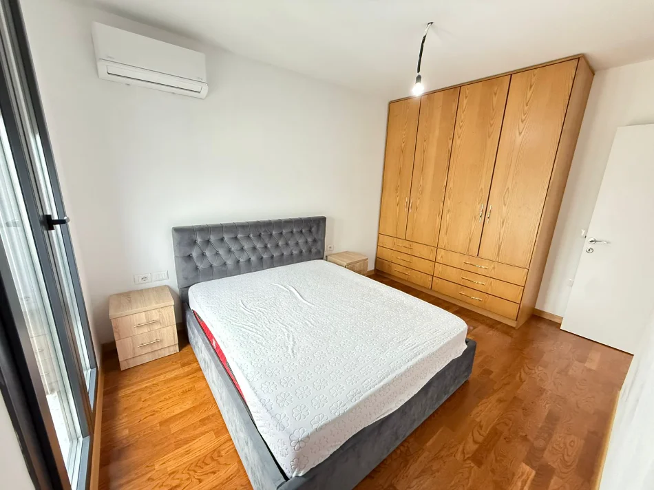 Tirane, jepet me qera apartament 1+1 Kati 10, 620 m² 630 € (Rruga Kongresi i Manastirit)