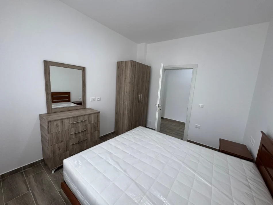 Tirane, jepet me qera apartament 2+1+Ballkon Kati 2, 80 m² 400 € (Kombinat)