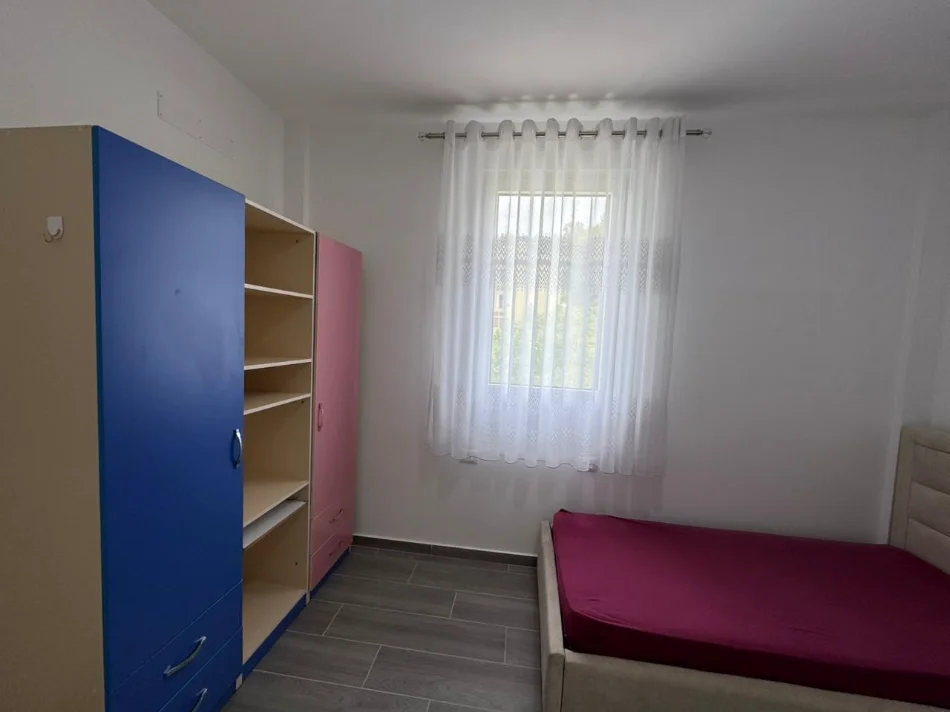 Tirane, jepet me qera apartament 2+1+Ballkon Kati 2, 120 m² 500 € (Kombinat)