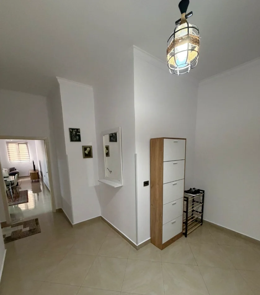 Tirane, jepet me qera apartament 2+1 , 110 m² 650 € 