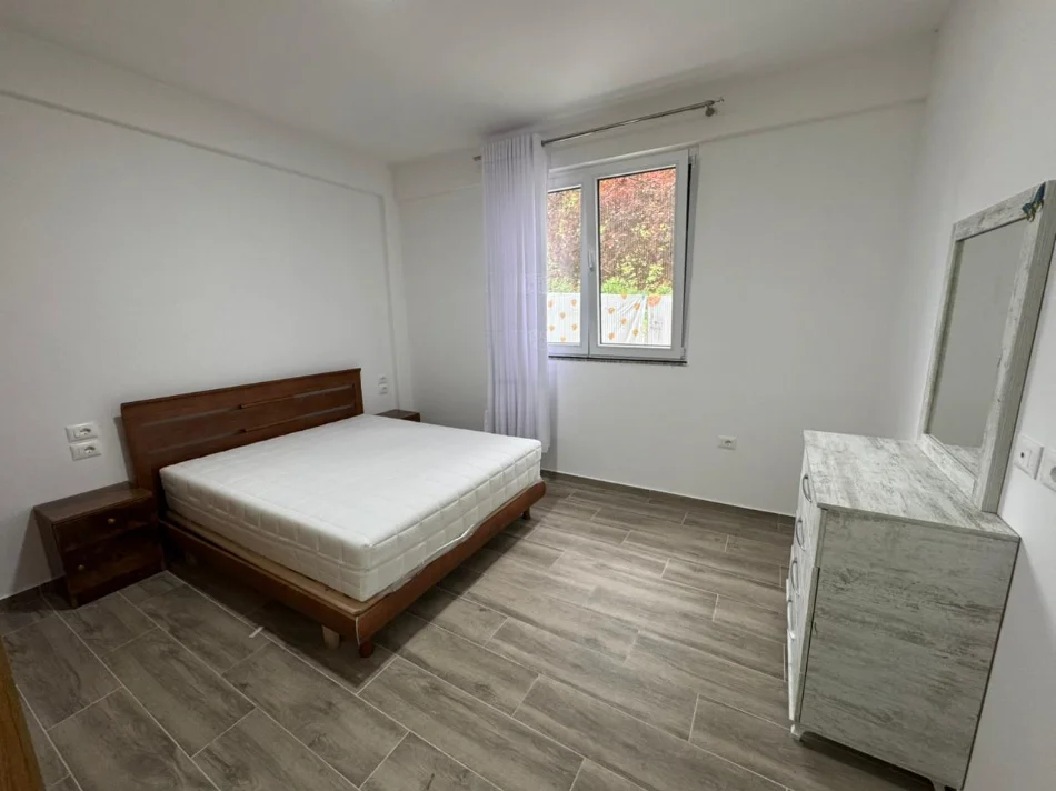 Tirane, jepet me qera apartament 2+1+Ballkon Kati 1, 124 m² 500 € (Kombinat)