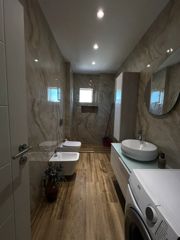 Tirane, jepet me qera apartament 2+1 , 80 m² 650 € (Rruga Irfan Tomini)