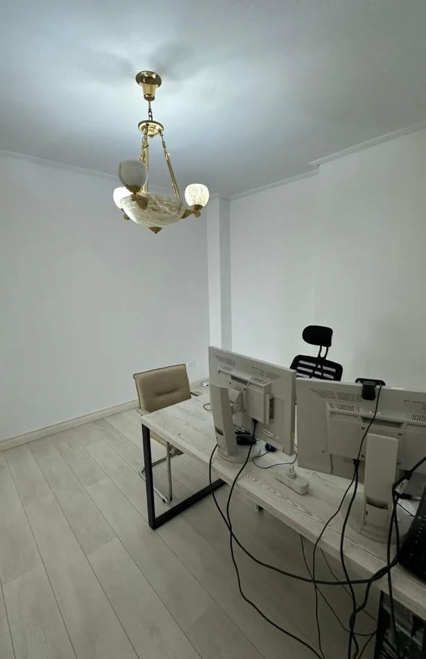 Tirane, jepet me qera zyre , 110 m² 1.000 € 